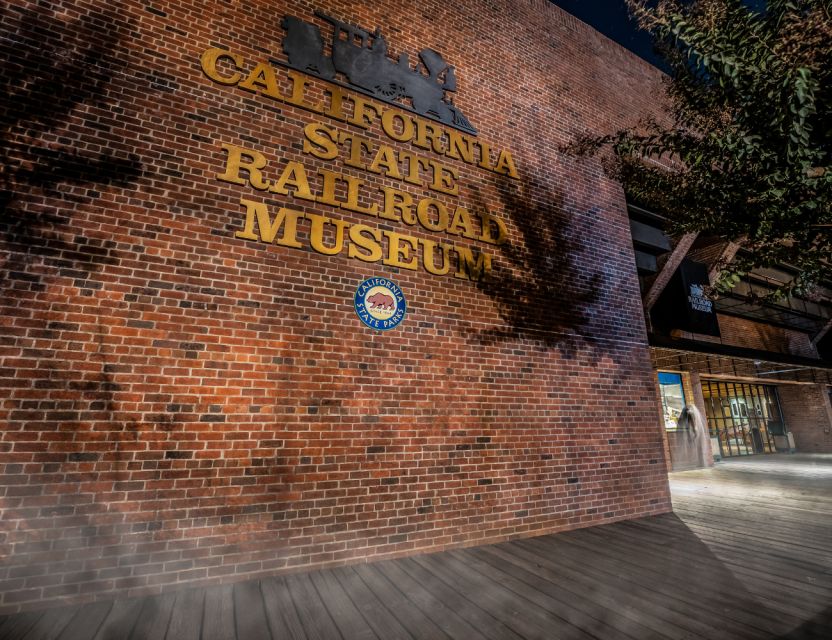 Sacramento: Gunslingers Ghosts and Ghouls Walking Tour - Dark History of Railroad and 1861 Flood