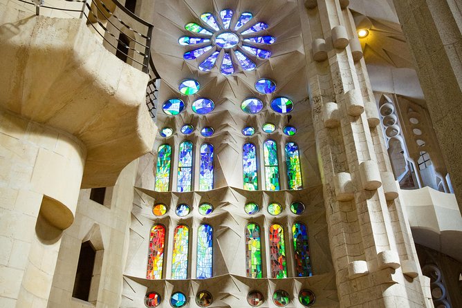 Sagrada Familia Express Private Guided Tour - Accessibility and Dress Code
