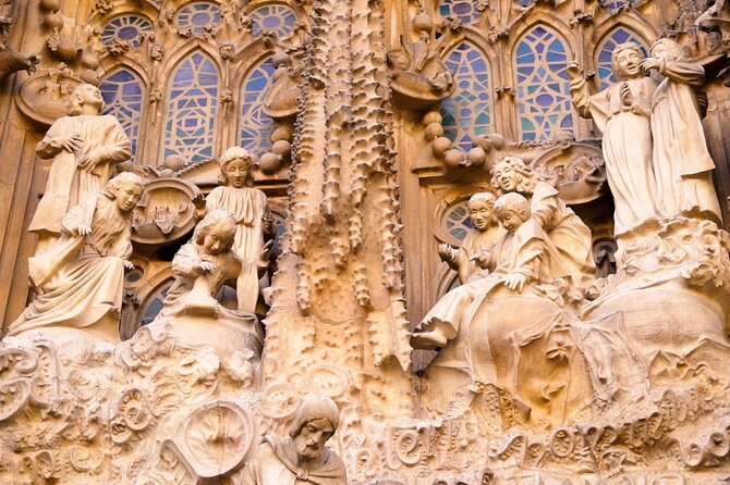 Sagrada Familia Guided Tour With Skip the Line Ticket - Tour Accessibility and Transport