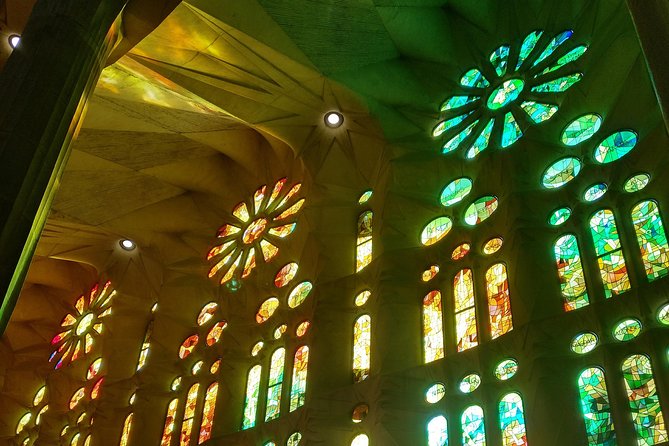 Sagrada Familia Guided Tour With Towers Access - Booking Tips and Considerations