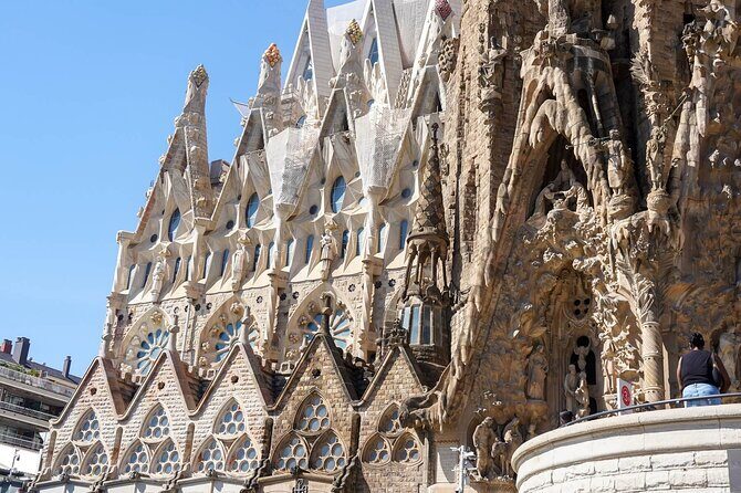 Sagrada Familia & Park Guell Guided Tour - Who Should Consider This Tour?