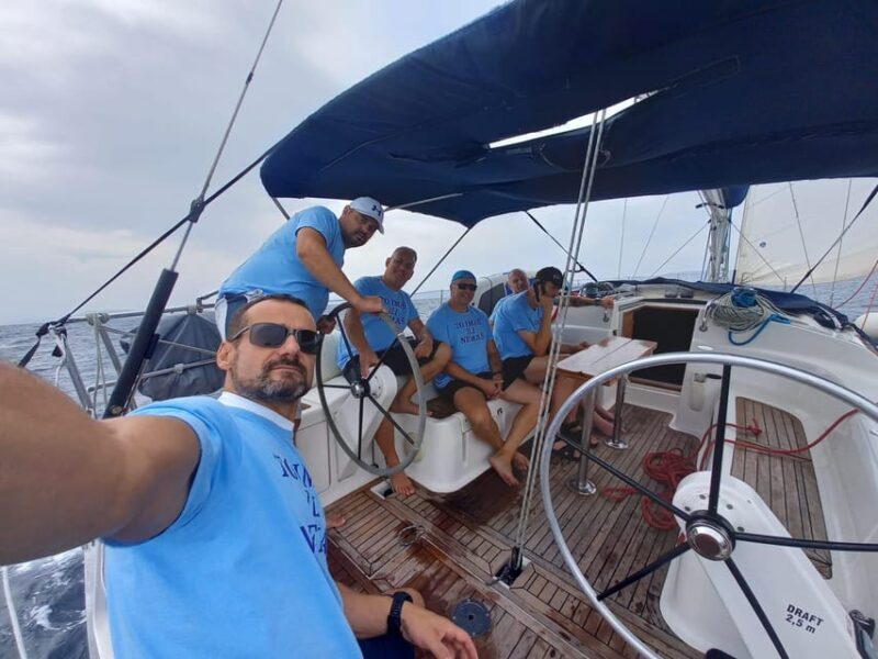 Sailing Island hopping with drinks - The Sailboat and Onboard Comforts