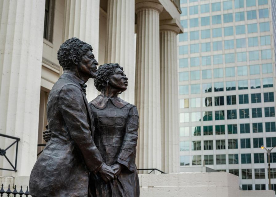 Saint Louis: Romantic Tour in The City of Love - Exploring the Old Courthouse