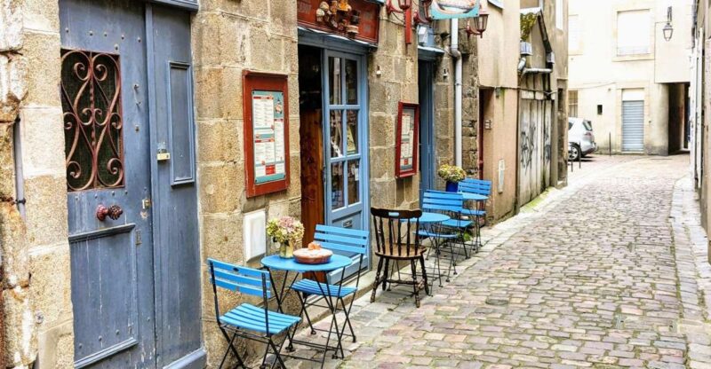 Saint Malo: Leisurely Stroll Through Historical Old Town - Visiting the Iconic St Vincent Cathedral