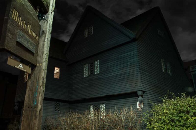Salem: Edge of Twilight Dead of Night Ghost Tour - Key Points