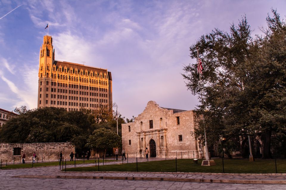 San Antonio: Guided Haunted Pub Crawl - Menger Hotel: A Ghostly Encounter