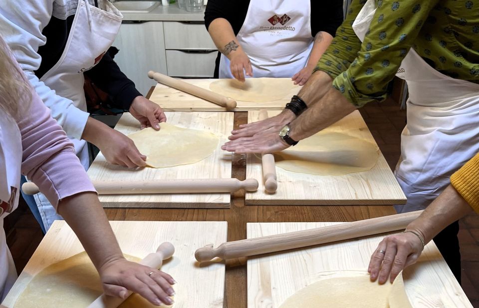 San Gimignano: Hands in Dough Cooking Class With Lunch - Local Wines Tasting During Lunch
