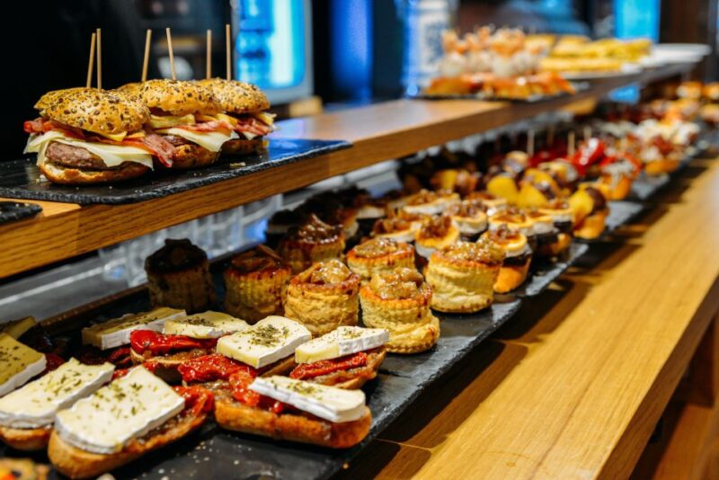 San Sebastian: City Highlights Guided Walking Tour - Itinerary Details