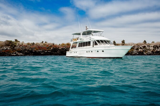 Santa Fé Island on Board of Sea Lion Yacht - Schedule and Pricing