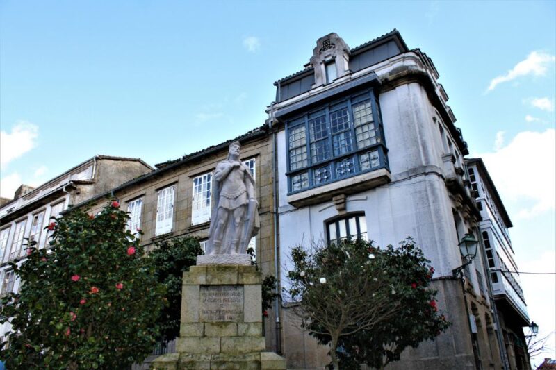 Santiago De Compostela: Highlights Tour With Tickets - Hostal Dos Reis Católicos