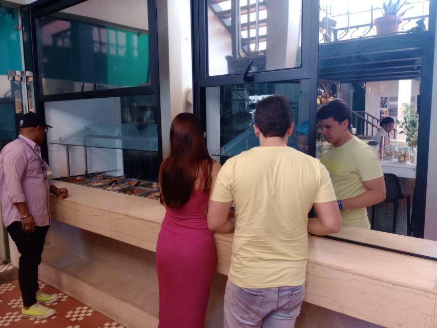 Santo Domingo: Highlights Private Tour With Lunch and Guide - Touring the Alcázar De Colón