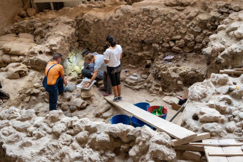 Santorini HISTORY & ARCHEOLOGY Tour (Up to 8 Guests) - Significant Historic Sites