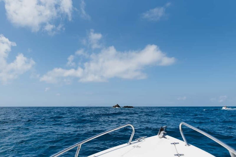 Santorini: License-Free Boat Rental with Ice, Water, & Fruit - Who Is This Experience Best For?