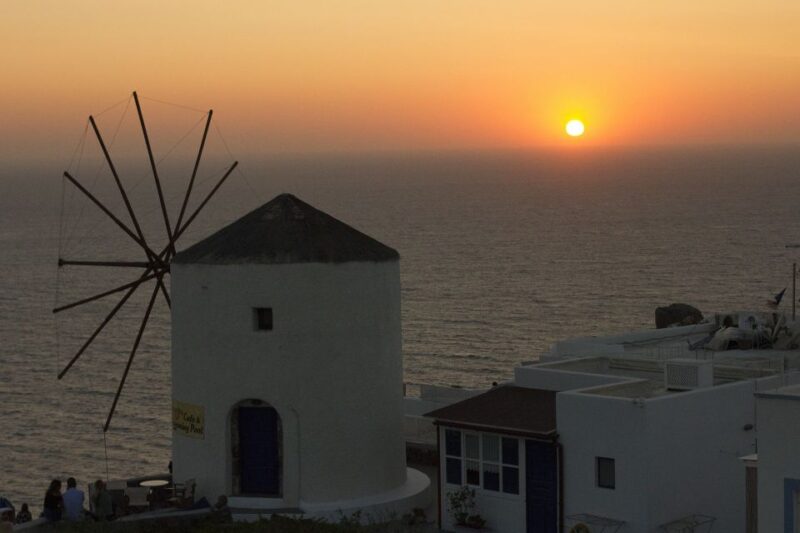 Santorini: Oia Cultural Highlights Sunset Walking Tour - Guided Tour Benefits