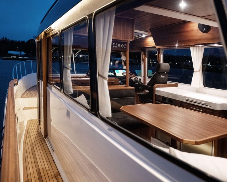 Santorini: Private Motor Yacht Cruise with Meal & Open Bar - Key Points