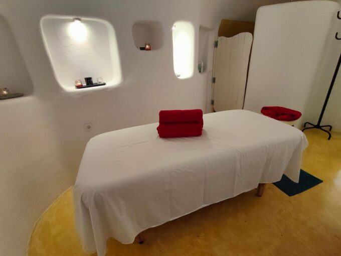Santorini: Spa Massage Break Pool Day Access for 3-4 Friends - Important Considerations