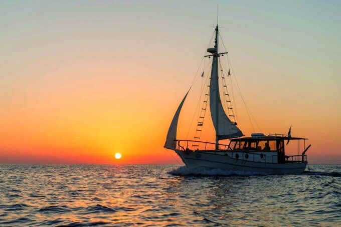 Santorini: Traditional Wooden Boat Tour With Meal and Wine - Customer Feedback