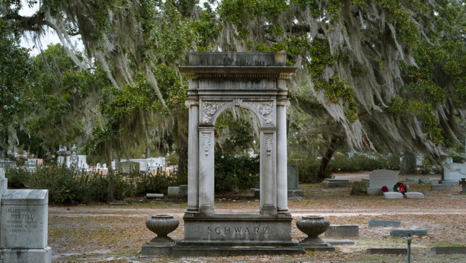 Savannah: Colonial Park Cemetery Guided Tour - Notable Burials and Figures