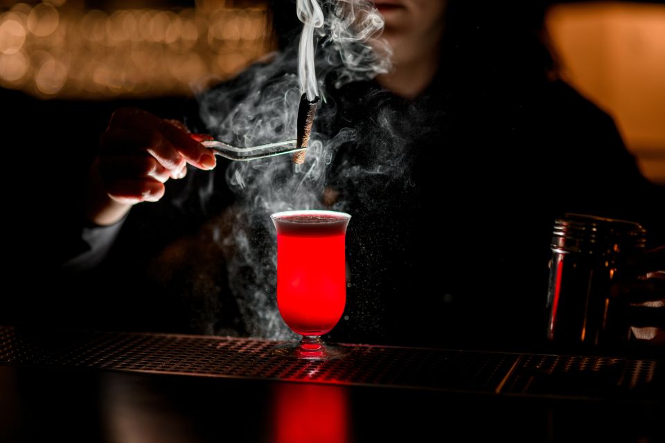 Savannah: Midnight in the Garden Walking Tour and Pub Crawl - Visiting Iconic Bars