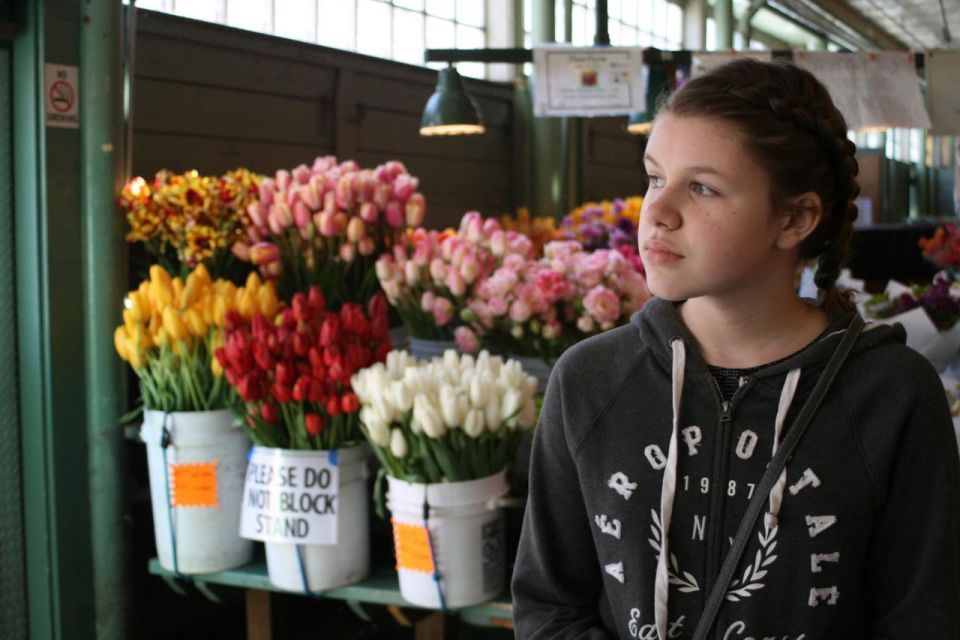 Seattle Sights: From Skyline Peaks to Aged Alleys - Vibrant Pike Place Market Exploration