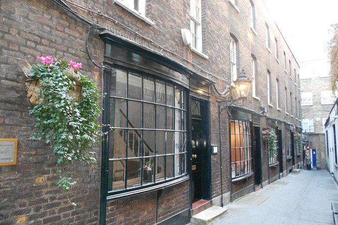 Secret Walking Tour of Central London - Meeting Point