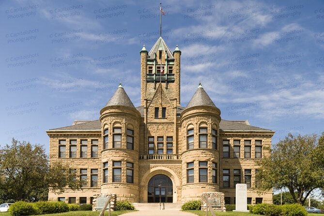 Self-Guided Iowa Scavenger Hunt Review - Lets Roam App Features