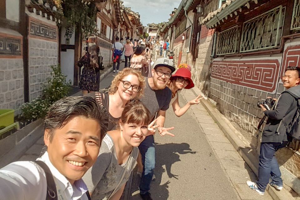 Seoul: Gyeongbok Palace and Bukchon Hanok Walking Tour - Gyeongbokgung Palace Visit