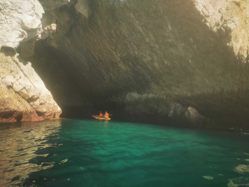 Sesimbra: Kayak Tour to Secret Beaches and Caves - Starting Point and Meeting Location