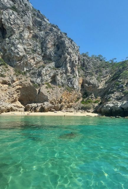 Sesimbra: Secret Bays and Beaches Boat Tour With Snorkeling - Exploring the Praia Da Cova