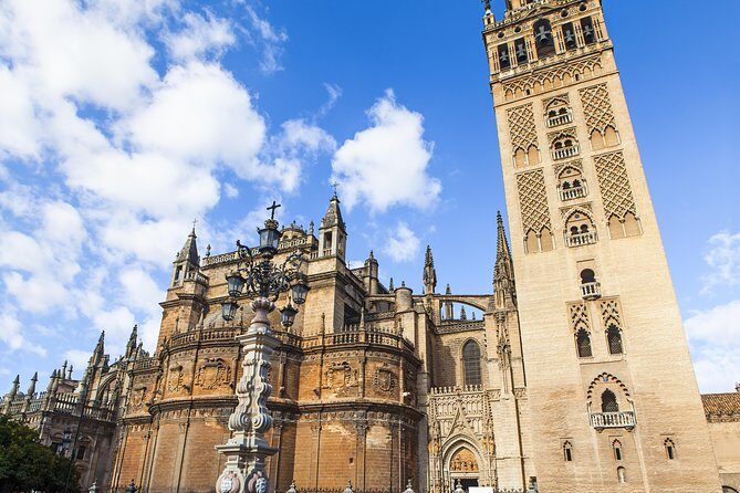 Sevilla: Best Monumental Free Walking Tour - What to Expect from Your Guide and Group