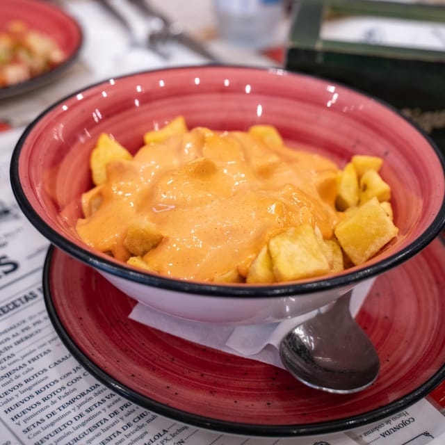Seville Adventure: Historic Walking Tour & Traditional Tapas - Itinerary Highlights
