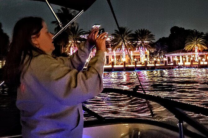 SHARED - 2h Holiday Lights Cruise Tour in Fort Lauderdale (6pax) - Why This Cruise Offers Value