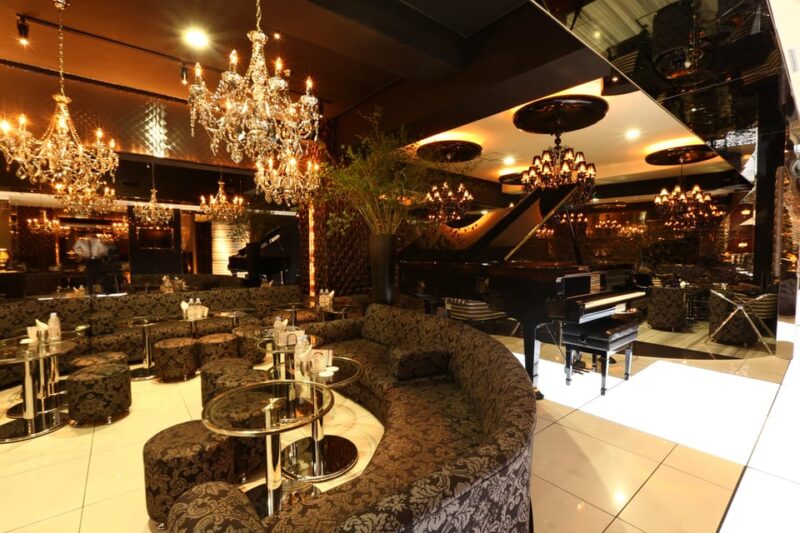 Shinjuku: Uncover the Real Host Club With a Local Regular - Club Environment and Atmosphere