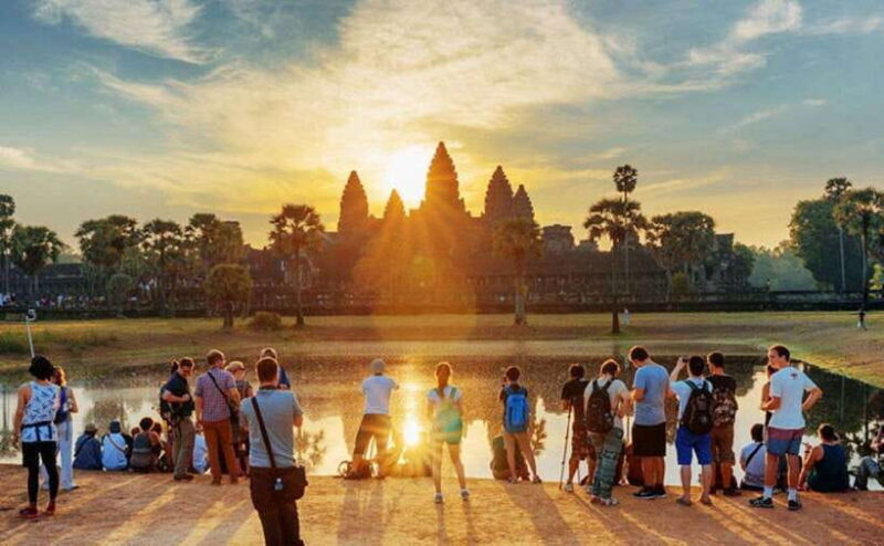 Siem Reap: 1-Day Angkor Wat Sunrise Tour in Spanish - Transportation and Group Size