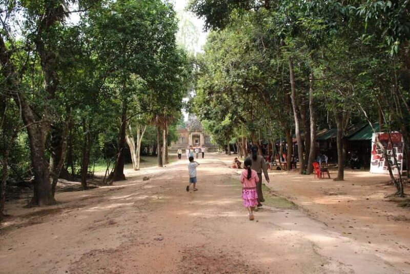Siem Reap: 3-Day Budget Tour with Angkor Wat & Village Visit - The Practical Side: Transportation & Group Size