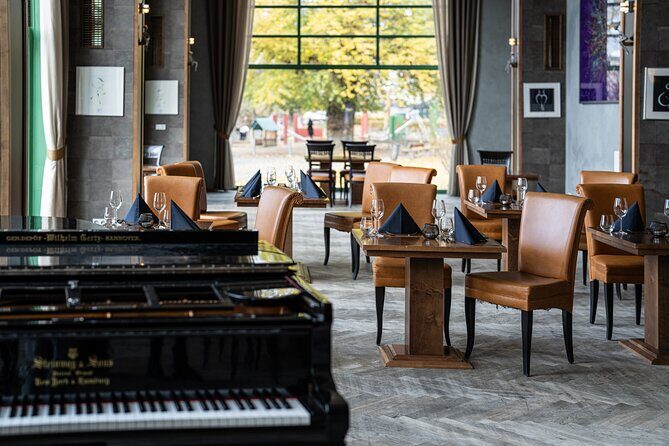 Sinatra Tribute Show and Dinner Experience in Manes - The Sum Up: Who Should Consider This Experience?