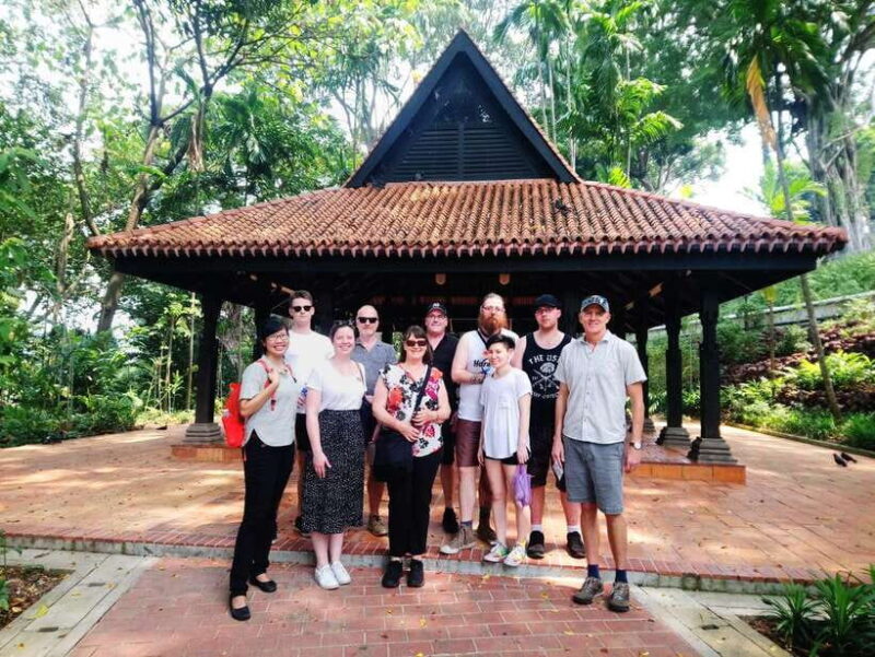 Singapore 2.5-Hour Walking Tour: Graves, Guns & Battles - Key Points