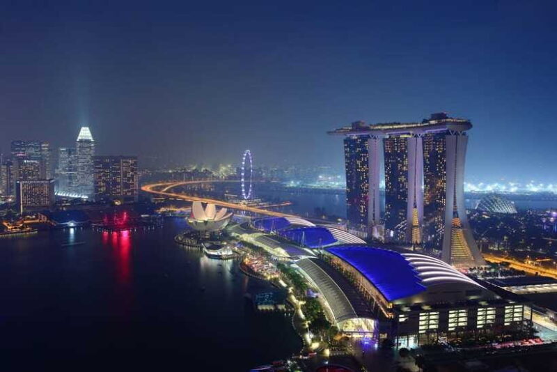 Singapore: Lau Pa Sat Night Street Food with Marina Bay Walk - The Scenery and Atmosphere