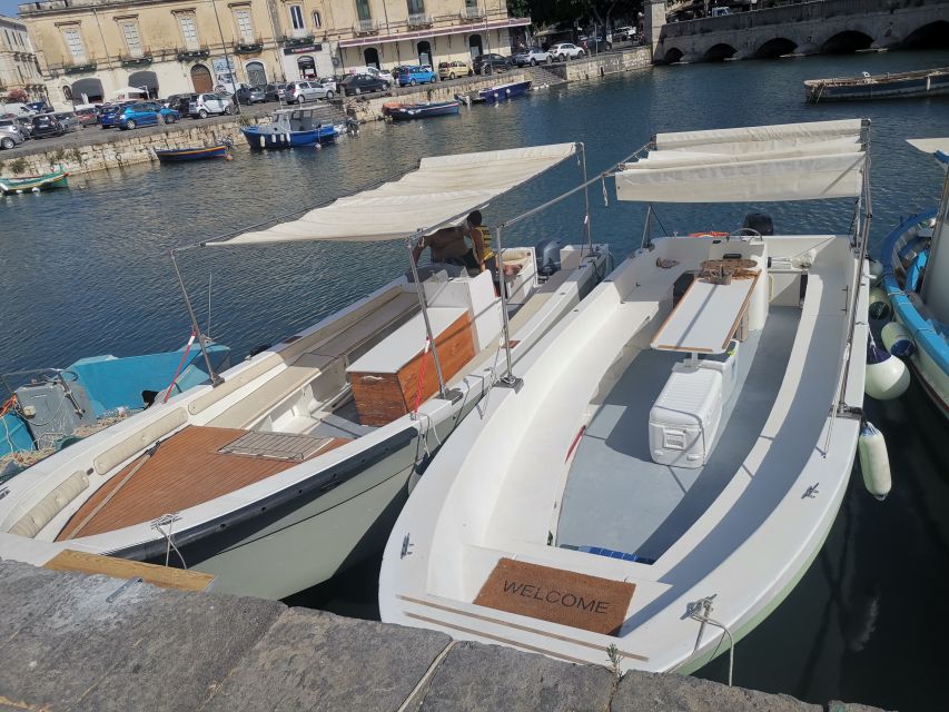 Siracusa: Ortigia Boat Tour + Marine Grottos + Fruit + Prosecco - Discovering the Captivating Caves