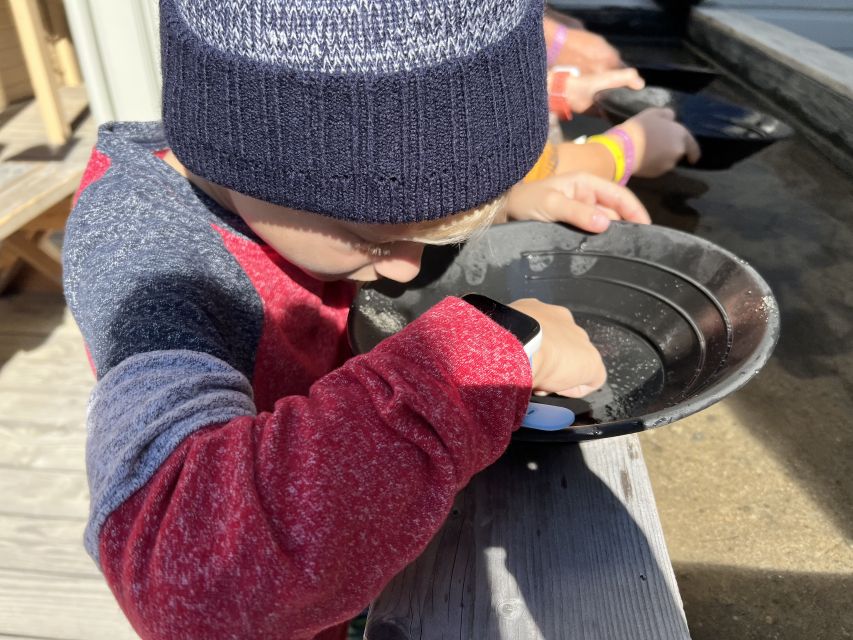 Skagway: Gold Panning Experience - Group Size and Duration
