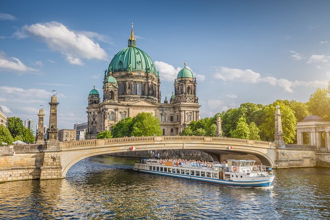 Skip-the-line Boat Cruise and Berlin's Old Town Guided Tour - Experienced, Multilingual Guide