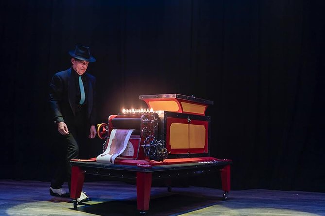 Skip the Line: Dimmares Martinis and Magic® Ticket - Retro Las Vegas Flair