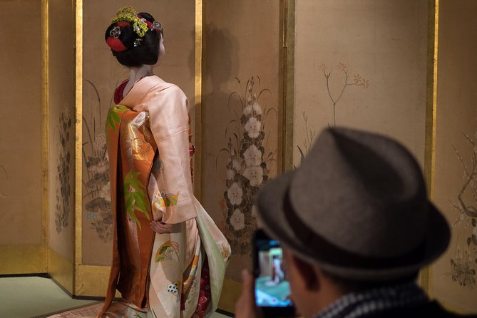 Small-Group Dinner Experience in Kyoto With Maiko and Geisha - Dining on Authentic Japanese Cuisine