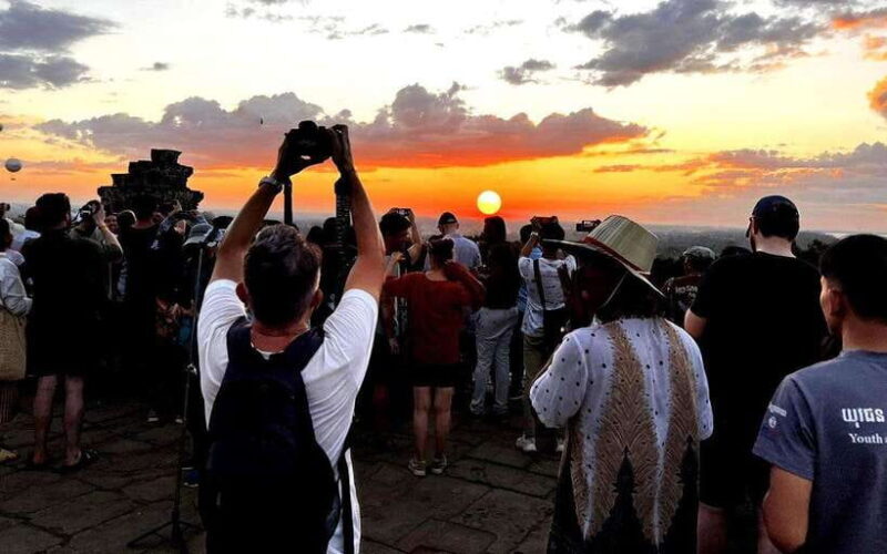 Small-Group Full Day Angkor wat Guide tour with Sun set - Key Points