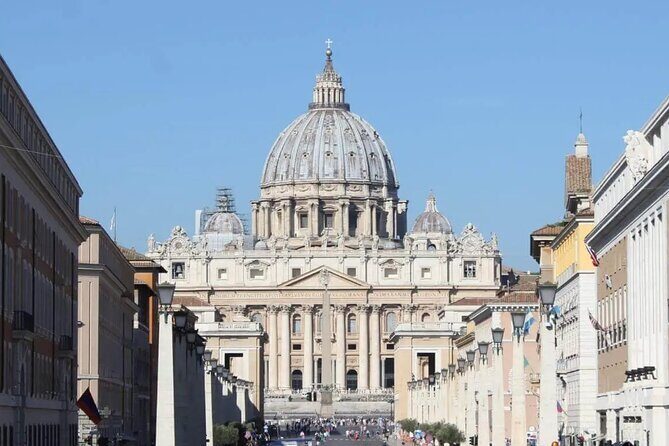 Small Group Guided Tour of St Peter Basilica - Key Points