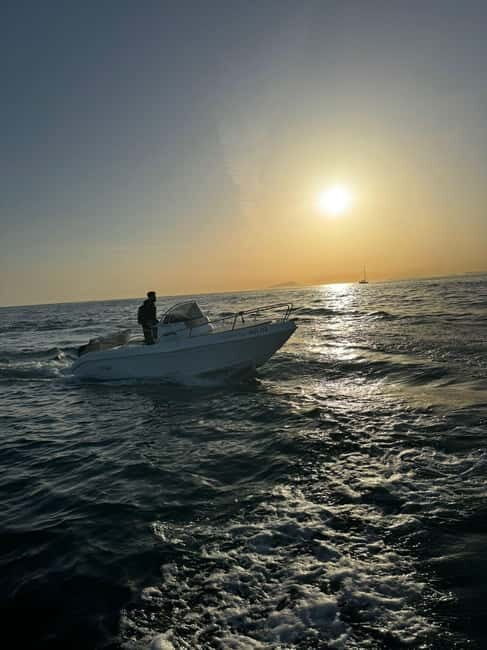 Sorrento: boat rental without a license, sail to Capri - Key Points