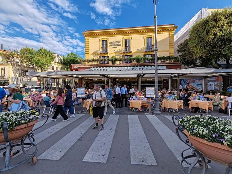 Sorrento:Art Tour & free Tastings & local Pizza Restaurant - Key Points