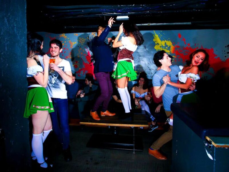 Southampton Bar Maid-led Pub Crawl for Special Events - Group Dynamics