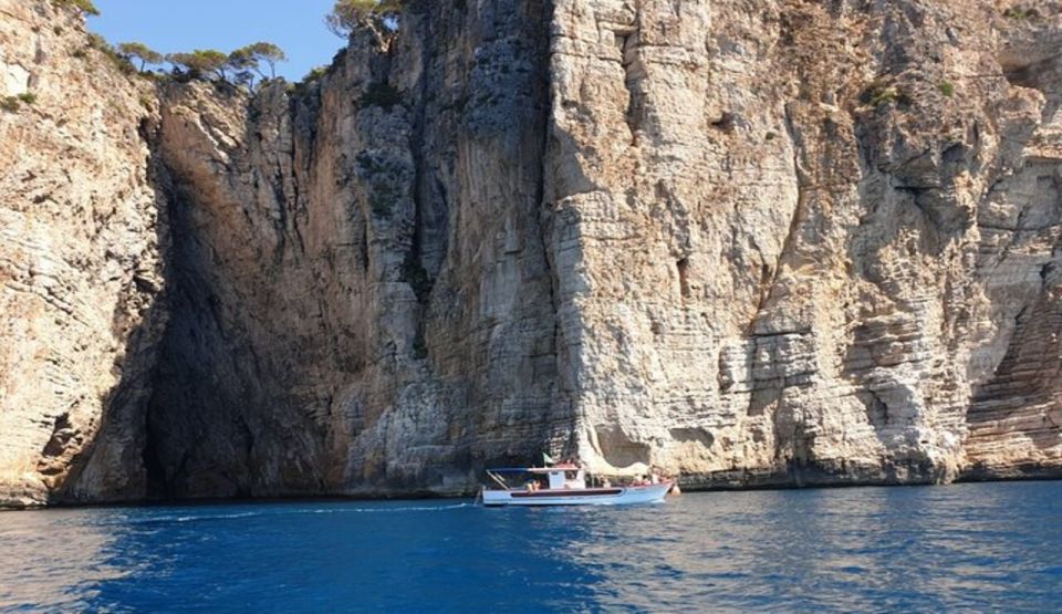 Sperlonga: Boat Tour to Gaeta With Pizza and Drinks - Onboard Experience