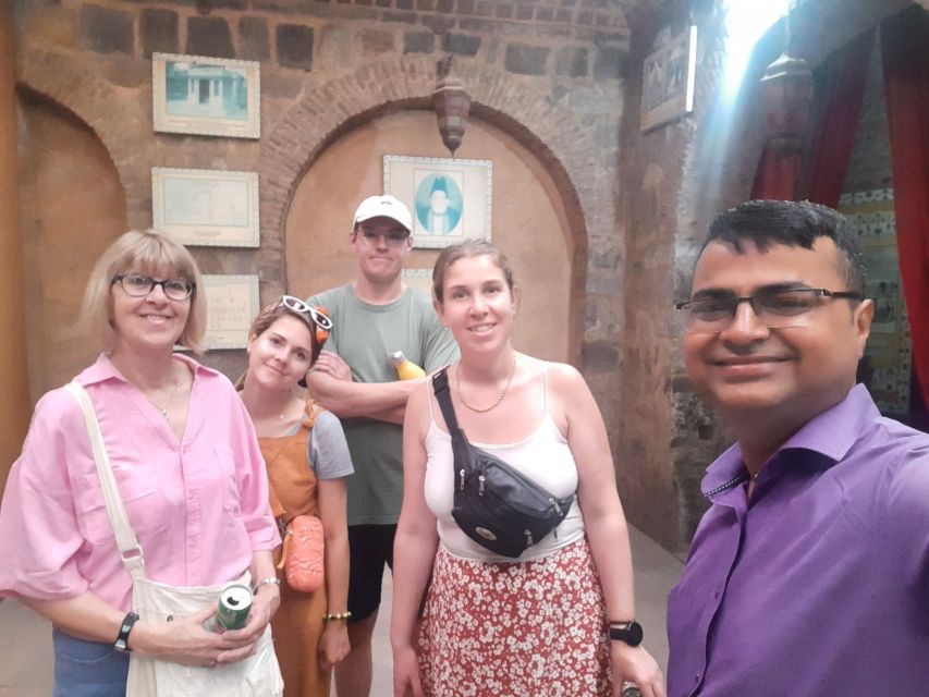 Spice Trails in Old Delhi Walk Tour With an Ancient Stepwell - Experience the Spice Market